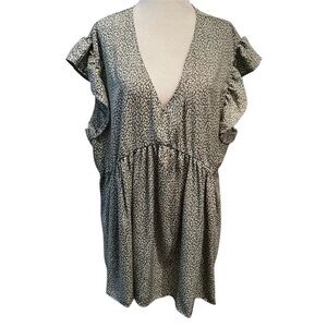 3/$25 🤗 Shein Curve V neck blouse. green w white design. Sz 3x but it's smaller